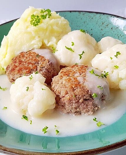 Frikadellen mit Blumenkohl an heller Sauce