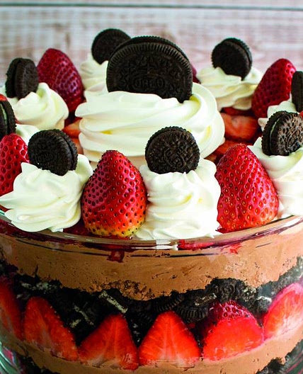 No-Bake Chocolate Strawberry Cheesecake Triﬂe