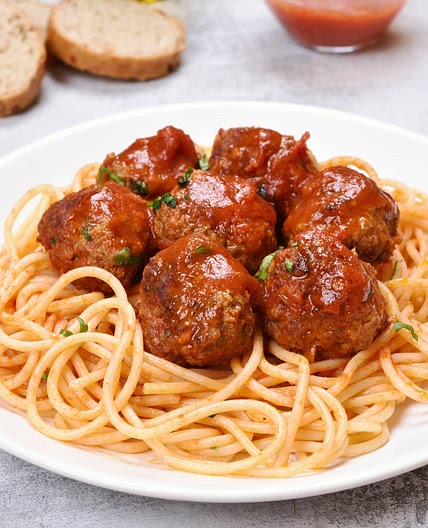 Spaghetti con albóndigas