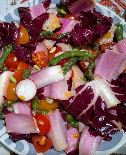 insalata di pomodori, fagiolini e salmone affumicato