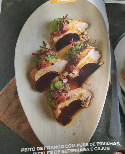 Peito de frango e pickles de beterraba