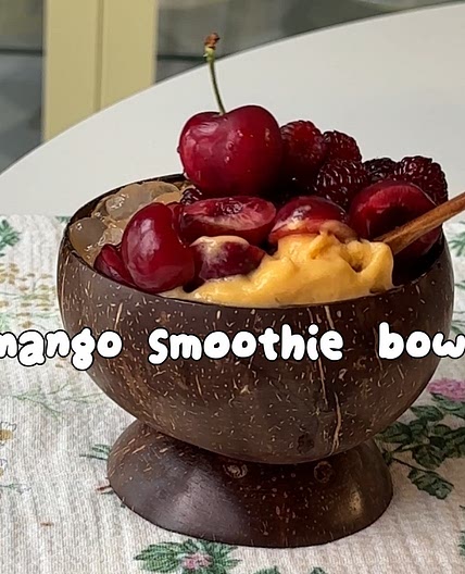 Mango smoothie bowl
