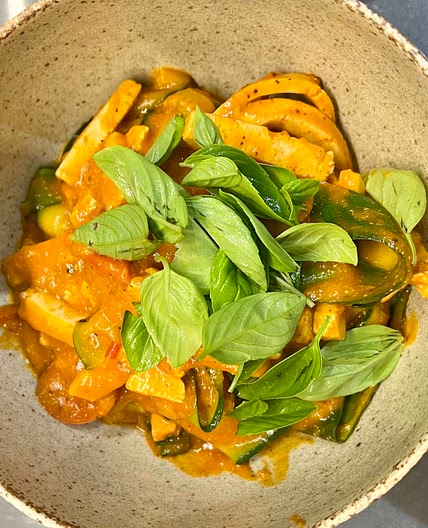zucchini ribbon tomato, tofu & basil pasta🌿🍝