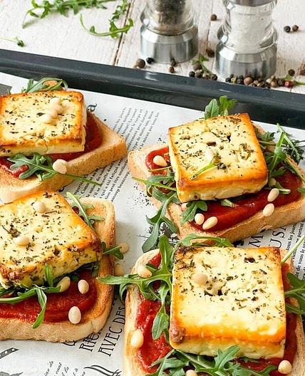 ROUGETTE Marinierter Grillkäse Toast