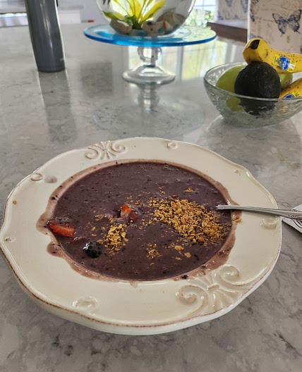 Berry banana smoothie bowl