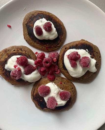 Owsiane placki bananowe ze skyrem i malinami 538kcal