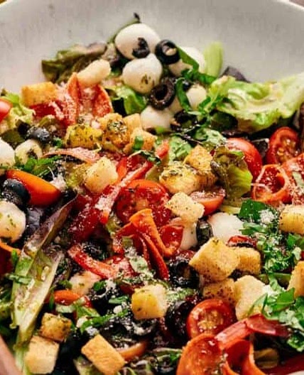 Pizza Salad Recipe (Ready in 10 Minutes!)