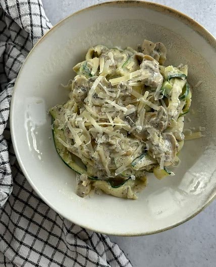 Tallarines de calabacín con setas, pera y gorgonzola.