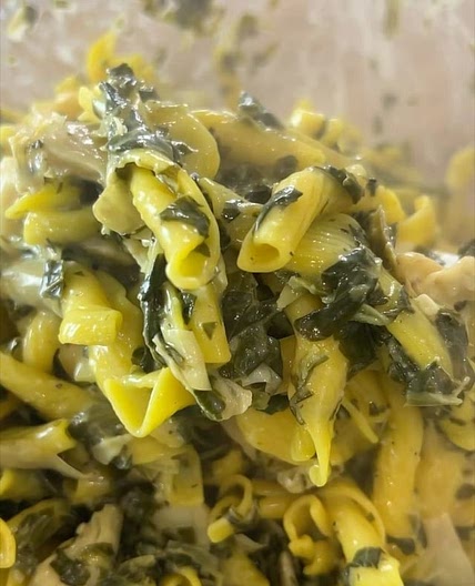 Creamy spinach and artichoke pasta ready in just 10 minutes! Wel