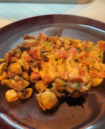 Champiñones hecho al vino con queso y jamon