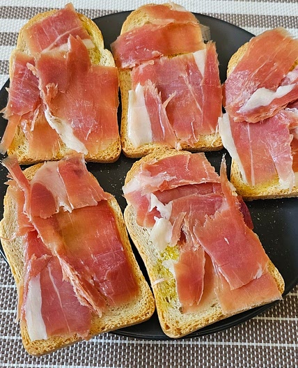 Tostadas de jamón y aceite