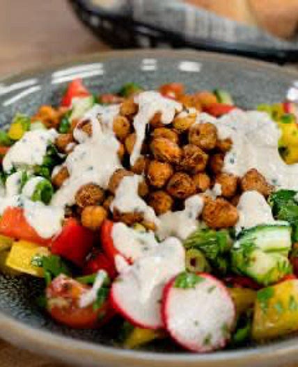 Kichererbsen auf Gemüsesalat