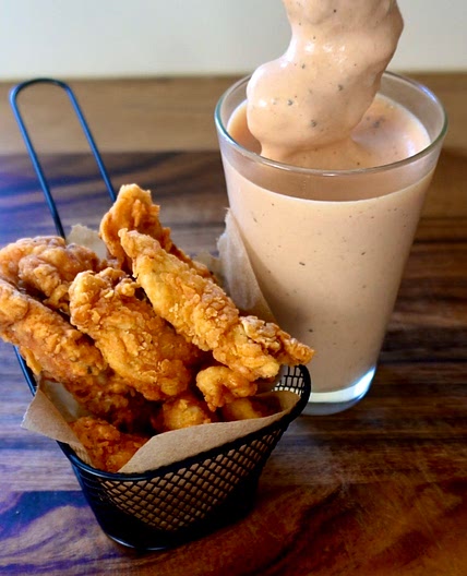 Raising Cane’s Sauce mit chicken fingers
