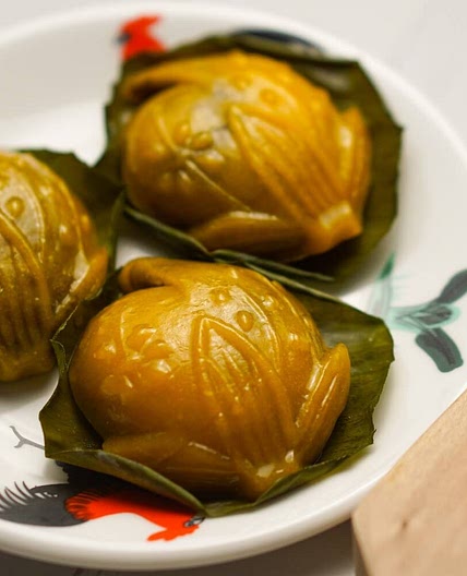 Pumpkin Ang Ku Kueh with Chestnut Paste Filling 甘栗馅金瓜红龟粿