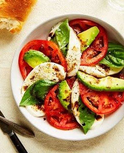 Ensalada Caprese de aguacate, tomate y mozzarella