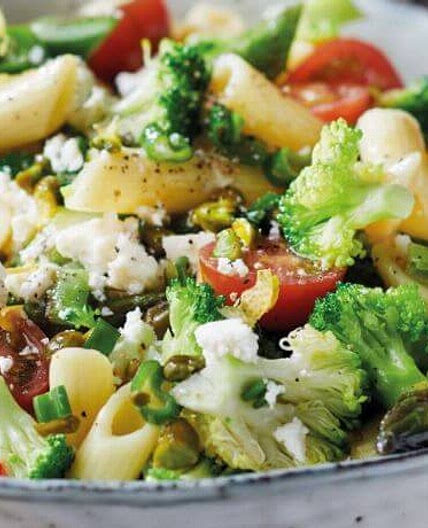 Nudelsalat mit Tomaten, Spargel, Pistazien und Feta