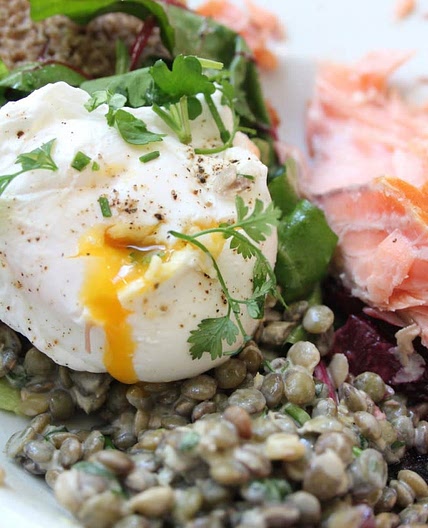 linzen met gerookte zalm, gepocheerd ei, bietjes en mierikswortelmayonaise van buffet van Odette
