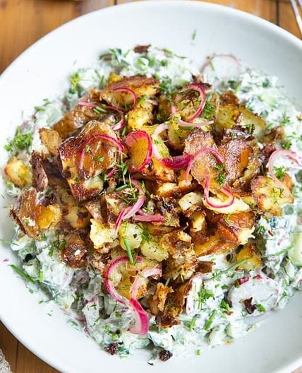POMMES DE TERRE ÉCRASÉES CRISPY ET SALADE DE CONCOMBRE