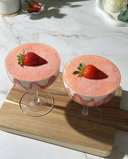Strawberry tiramisu (kinda)