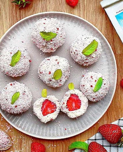 Kokos-Erdbeerbällchen