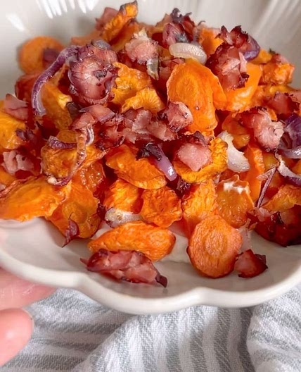 Carottes rôtis au miel, chips de bacon et crème de chèvre 🥕