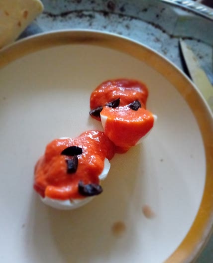 huevos con mayonesa y tomate