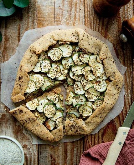 Tarte rustique aux oignons confits et courgettes, facile et rapi
