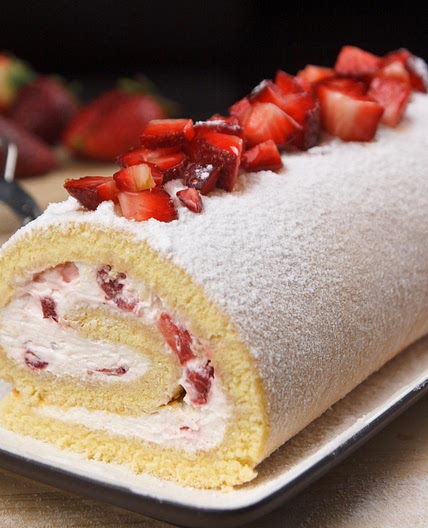 Rotolo di pan di Spagna alle fragole: la ricetta del dessert morbido e profumato