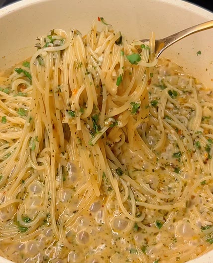 GARLIC BUTTER PASTA - That Foodie Girl