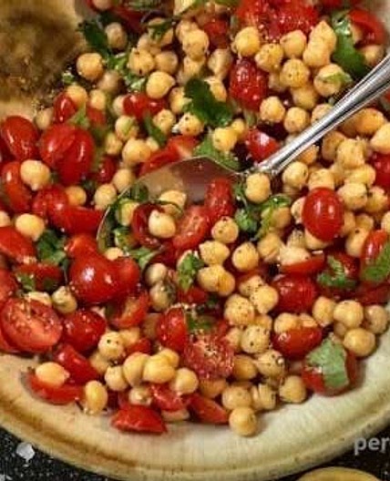 Salat s pomidorami i nutom