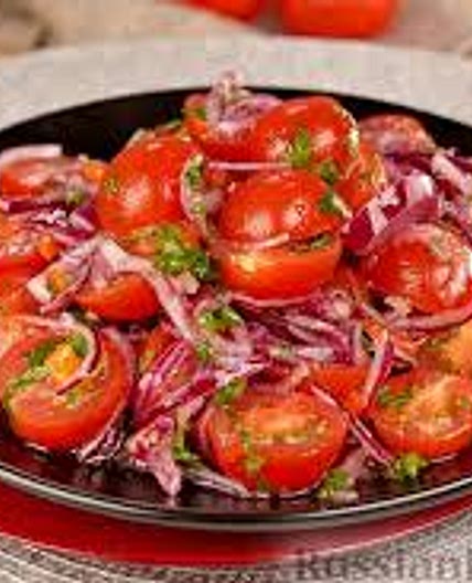 Salat s pomidorami i orehovoj sapravkoj