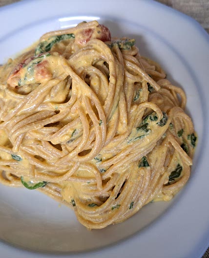 Nudeln mit cremiger baked Spinat-Kürbis Soße