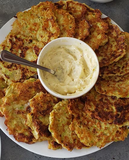 Кабачковые оладьи с соусом