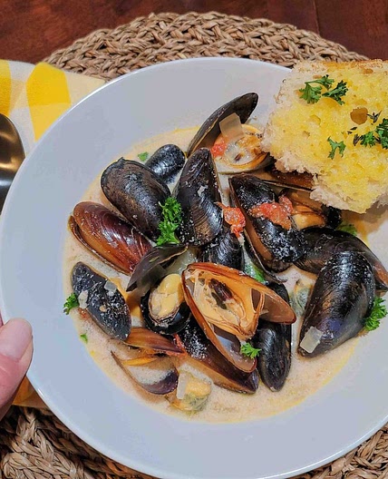 Mussels in Cream Sauce with White Wine and Jalapenos