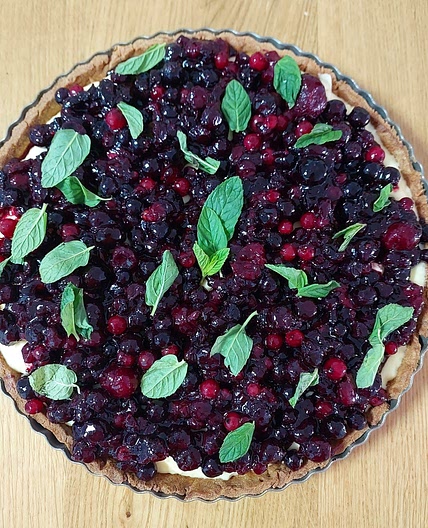 Tart cream patisserie and berries mix