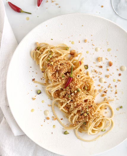 Spaghetti con crema di aglio, peperoncino e briciole croccanti