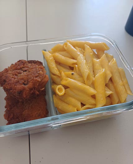 Pescado empanizado con macarrones con queso