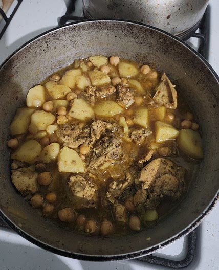 Curry chicken, potatoes and channa