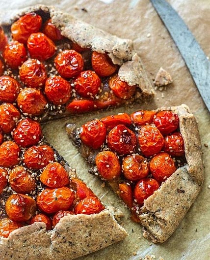 Tarte rustique aux tomates cerises et oignons confits et pâte à 