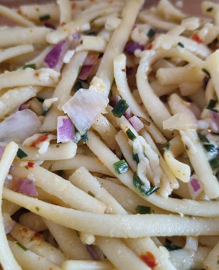 Nudelsalat mit Knoblauch und Käse