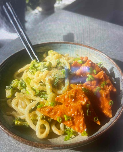 Thai green curry udon noodles w/ spicy peanut tofu