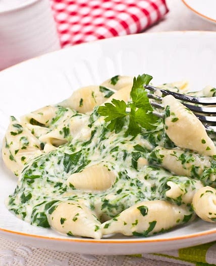 Pasta s belym sousom i spinatom