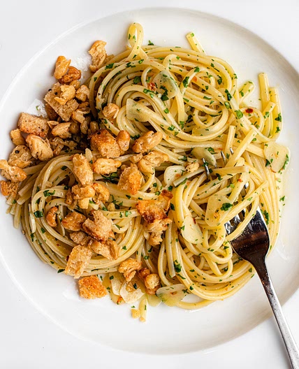 Spaghetti Aglio e Olio with crispy toppings