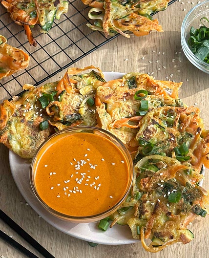 Korean veggie pancakes & creamy gochujang dip