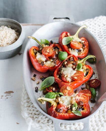 Poivrons farcis, aubergine, mozzarella et pignons