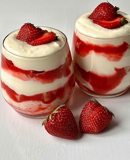 10 minute Strawberry Trifle Pots 