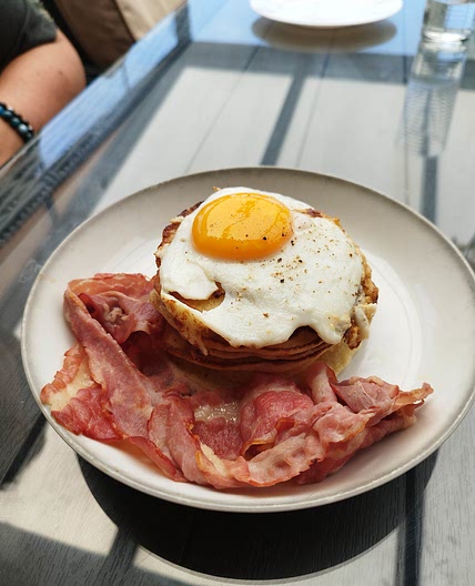 Pancakes avec œuf et bacon