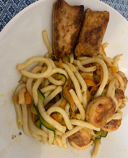 Udon con verdure e gamberi