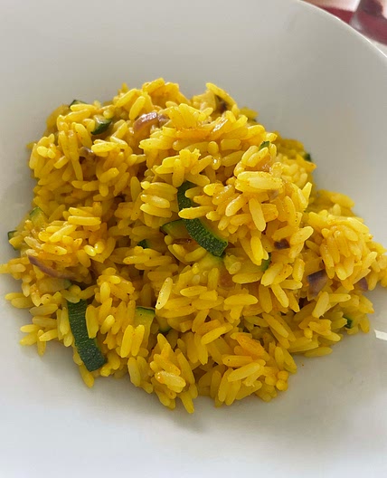Kurkuma-Reis mit Zucchini