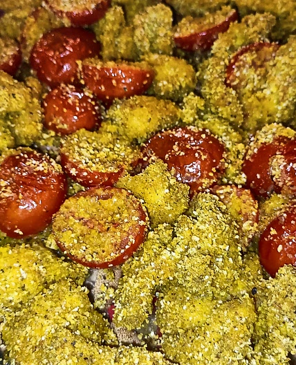 Bocconcini di pollo, curcuma e pomodorini al forno